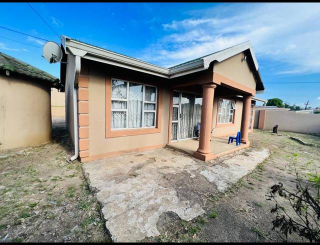 3 BEDROOM HOUSE FOR SALE IN KWAMASHU